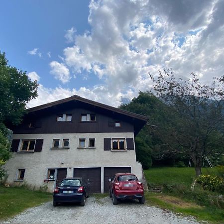 Logement Mansarde Dans Maison Avec Jardin En Bord De Piste, Vue Montagne เลอุชส์ ภายนอก รูปภาพ
