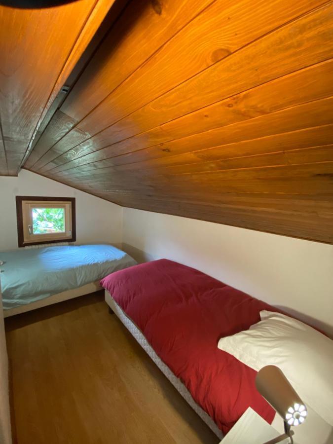 Logement Mansarde Dans Maison Avec Jardin En Bord De Piste, Vue Montagne เลอุชส์ ภายนอก รูปภาพ