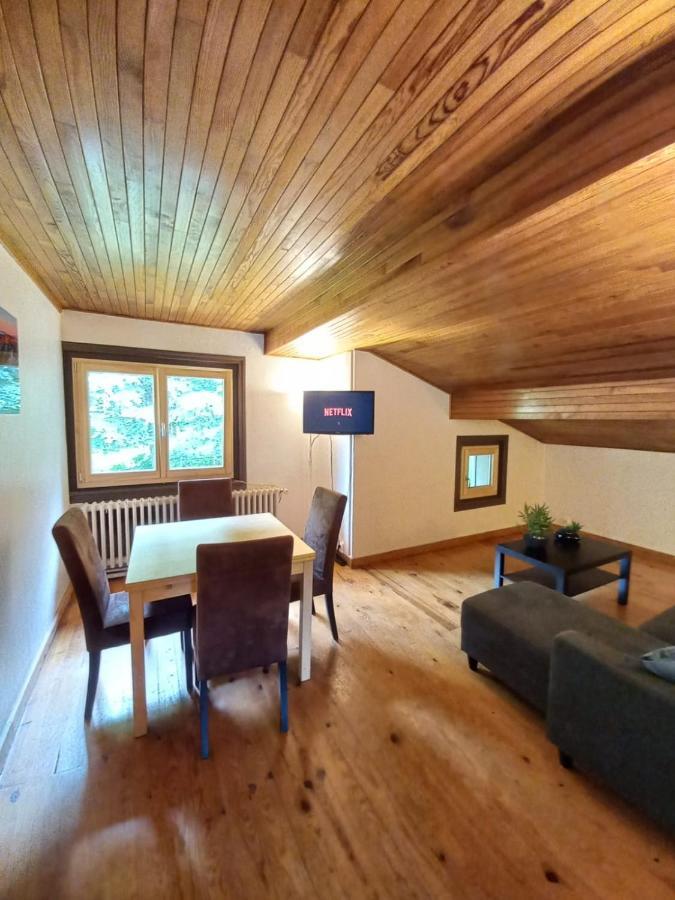 Logement Mansarde Dans Maison Avec Jardin En Bord De Piste, Vue Montagne เลอุชส์ ภายนอก รูปภาพ