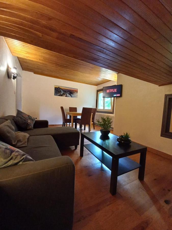 Logement Mansarde Dans Maison Avec Jardin En Bord De Piste, Vue Montagne เลอุชส์ ภายนอก รูปภาพ