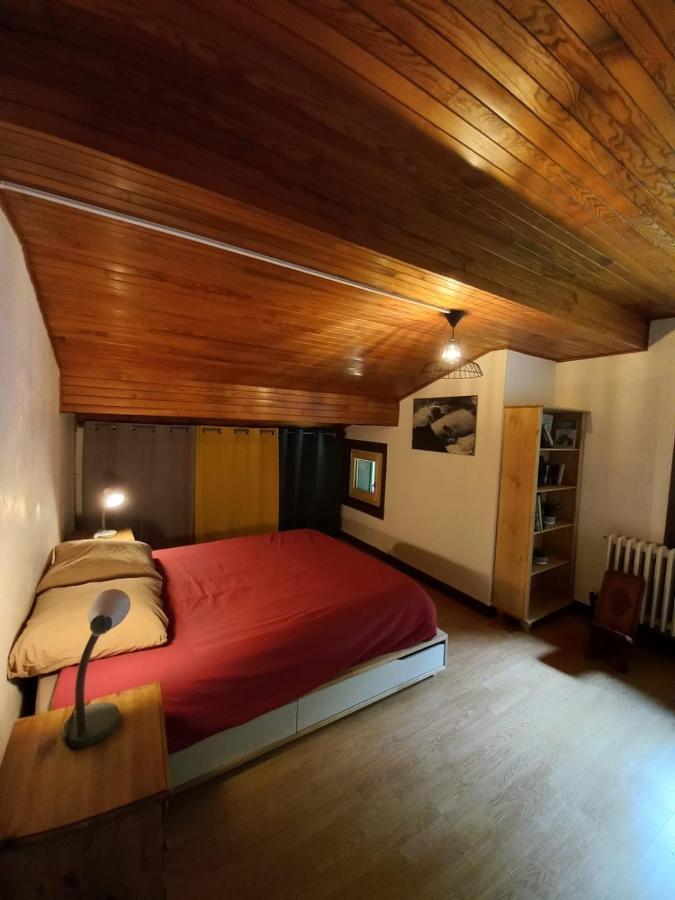 Logement Mansarde Dans Maison Avec Jardin En Bord De Piste, Vue Montagne เลอุชส์ ภายนอก รูปภาพ